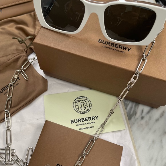 BURBERRY CLASSIC RECTANGLE SUNGLASSES WITH BOLD “B” LOGO & DETACHABLE B CHAIN - Picture 12 of 16